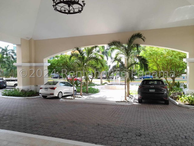 Spacious and Bright Apartment with Ocean View in Parque del Mar